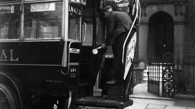 رجل يرش باص نقل داخلي في لندن بمواد تعقيم ضد الانفلوانزا عام 1920